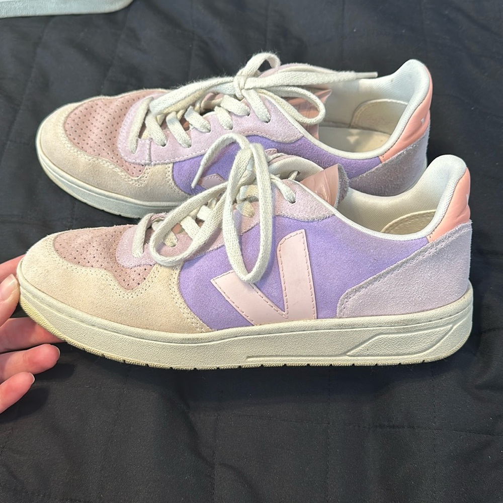 Veja V-10 Suede